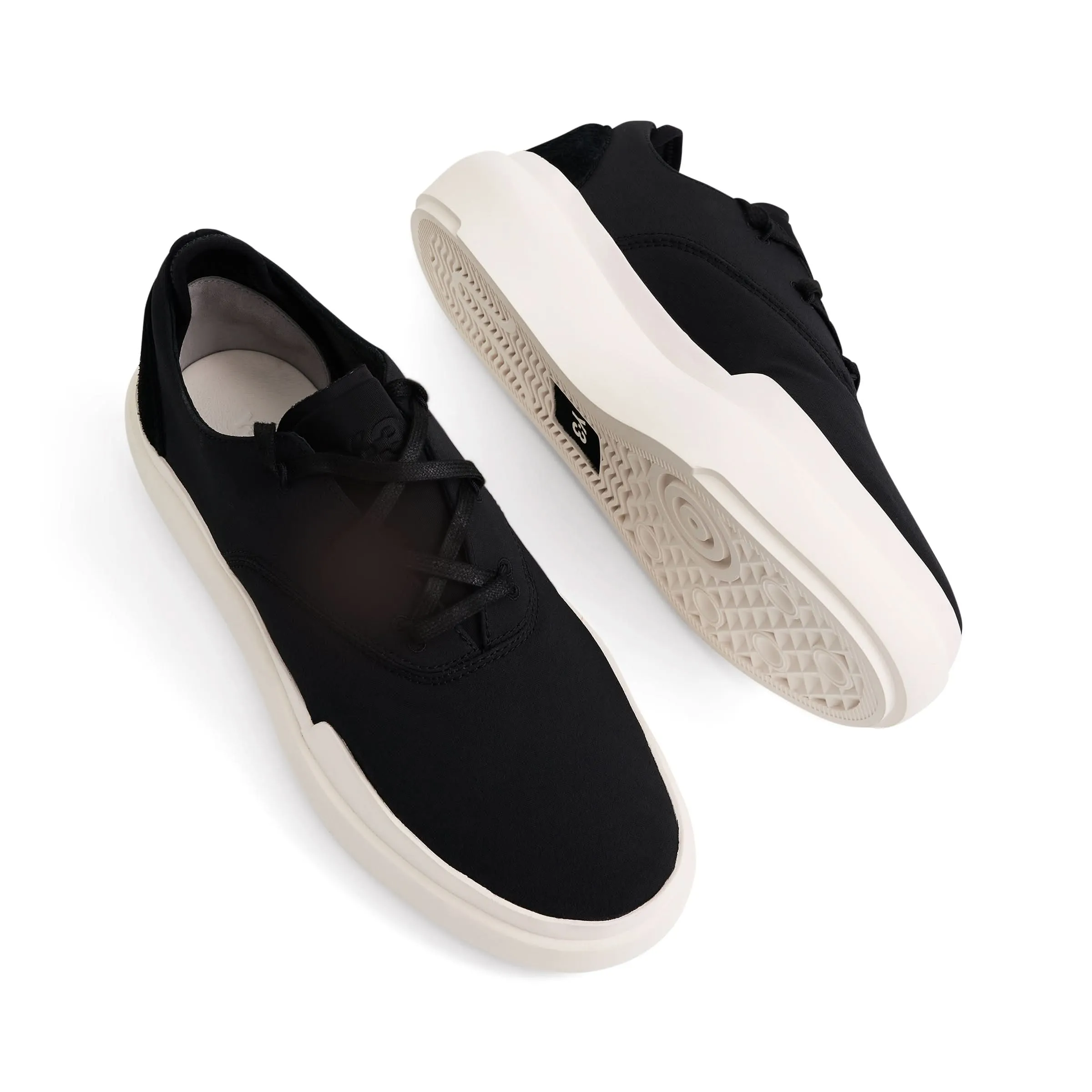 Ajatu Court Low Sneaker in Black/White