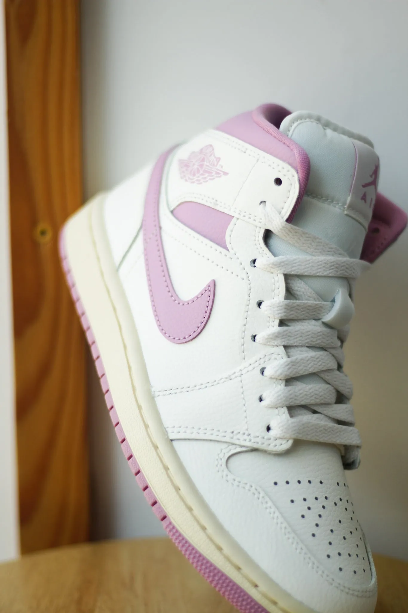 W AIR JORDAN 1 MID "ORCHID"